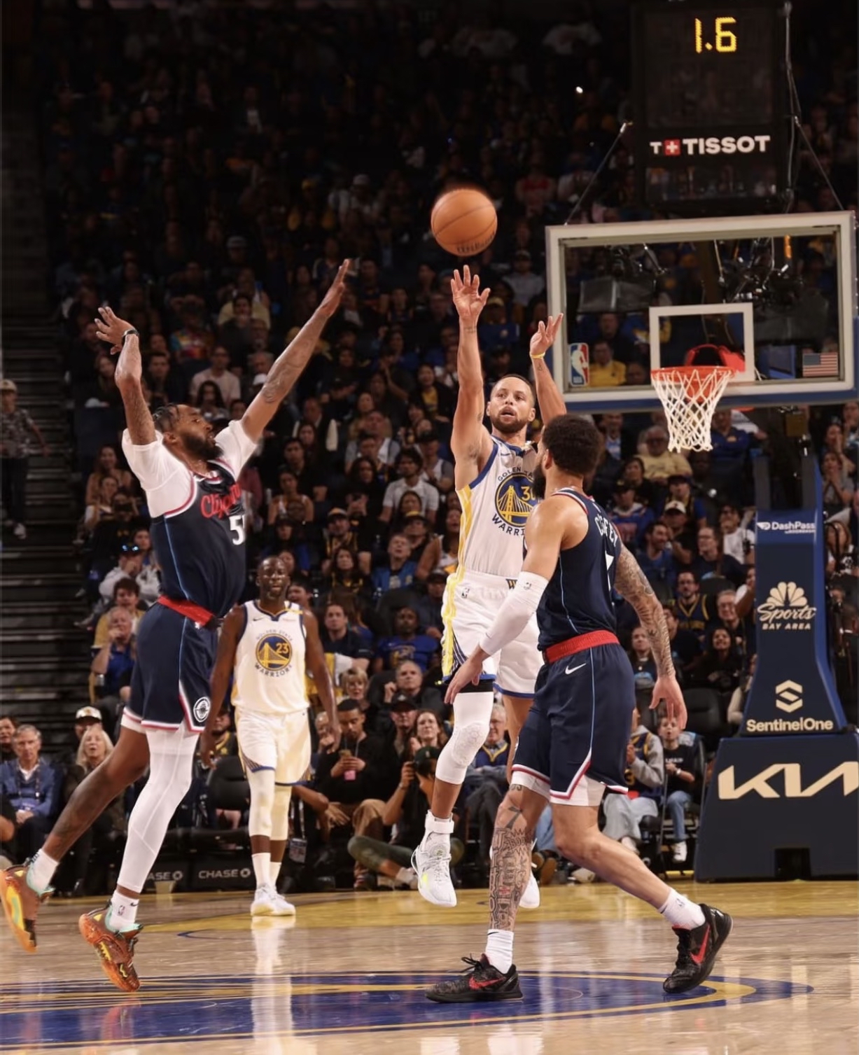 快船客场取胜勇士，保持不败势头