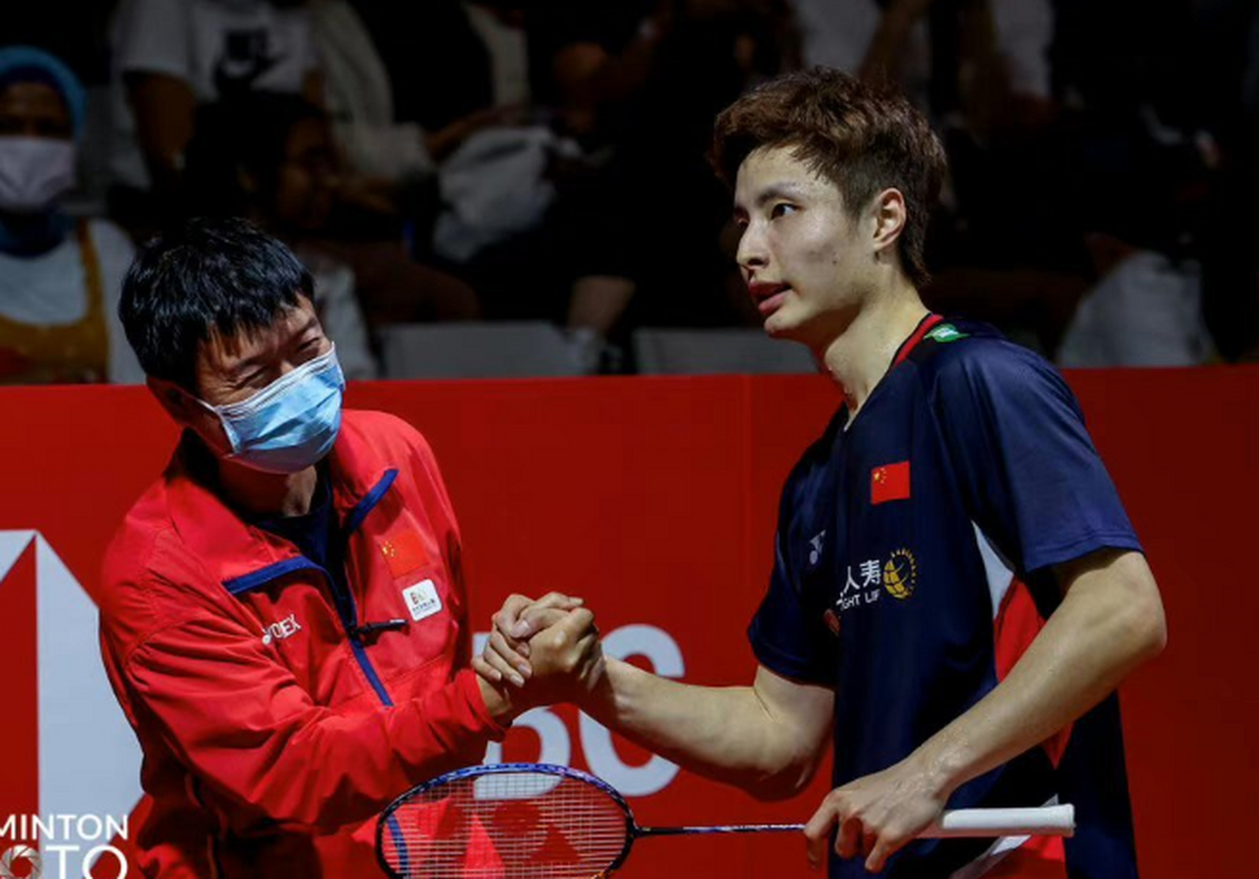 泰国羽毛球队险胜马来西亚羽毛球队，谌龙统治全场