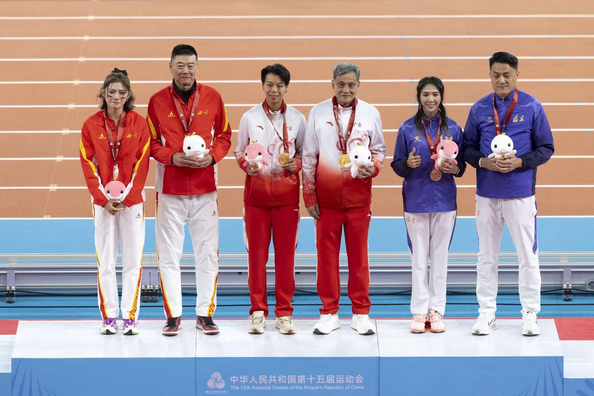 举重双项赛中出现逆袭，选手突围夺冠