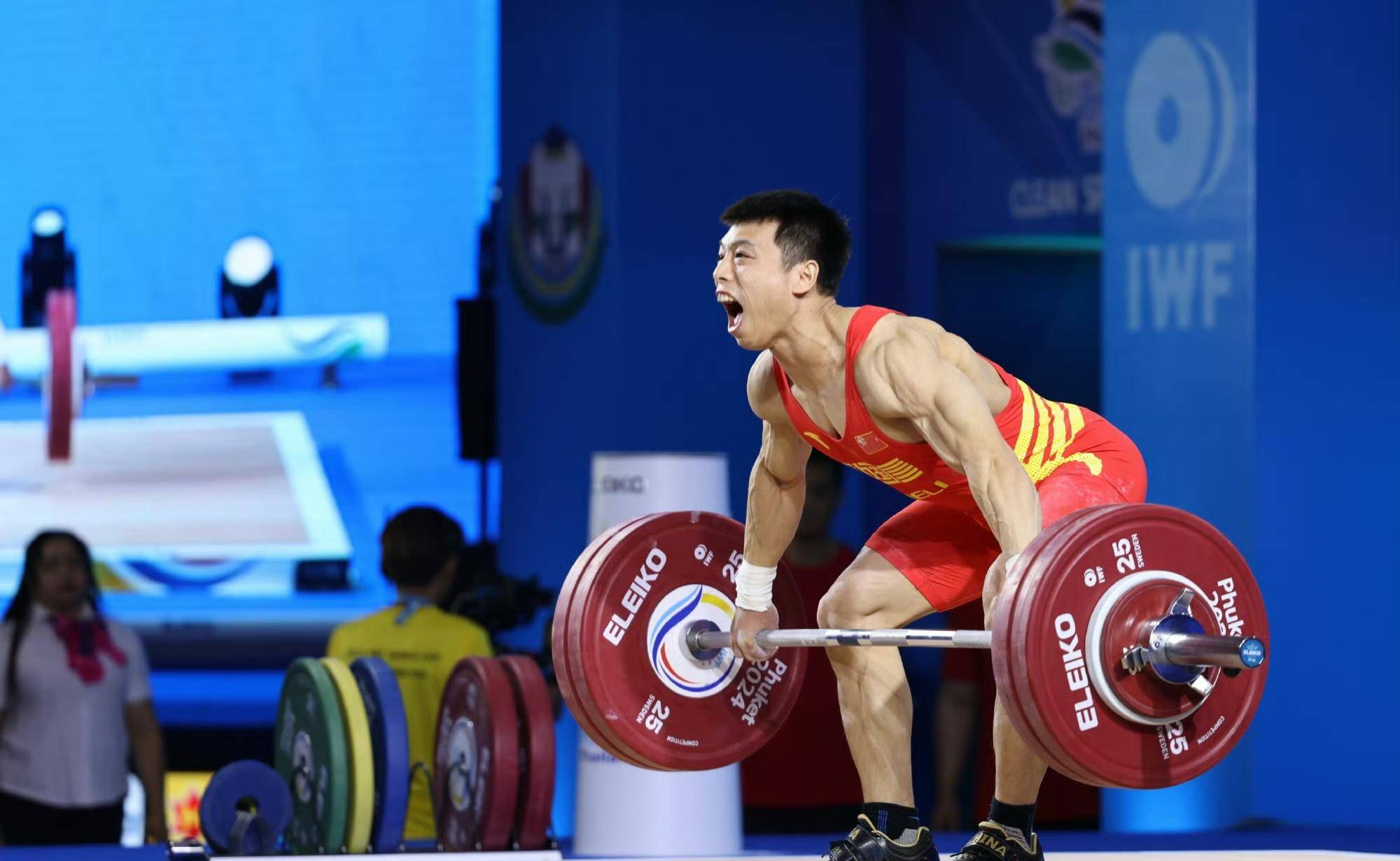 举重双项赛中出现逆袭，选手突围夺冠