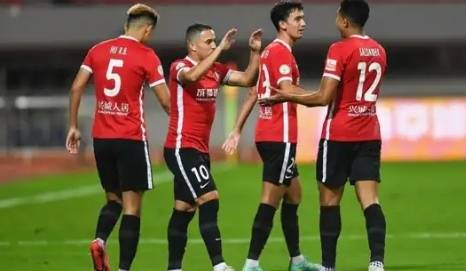 双方球队在亚冠赛事中展开殊死对决 双方球队在亚冠赛事中展开殊死对决