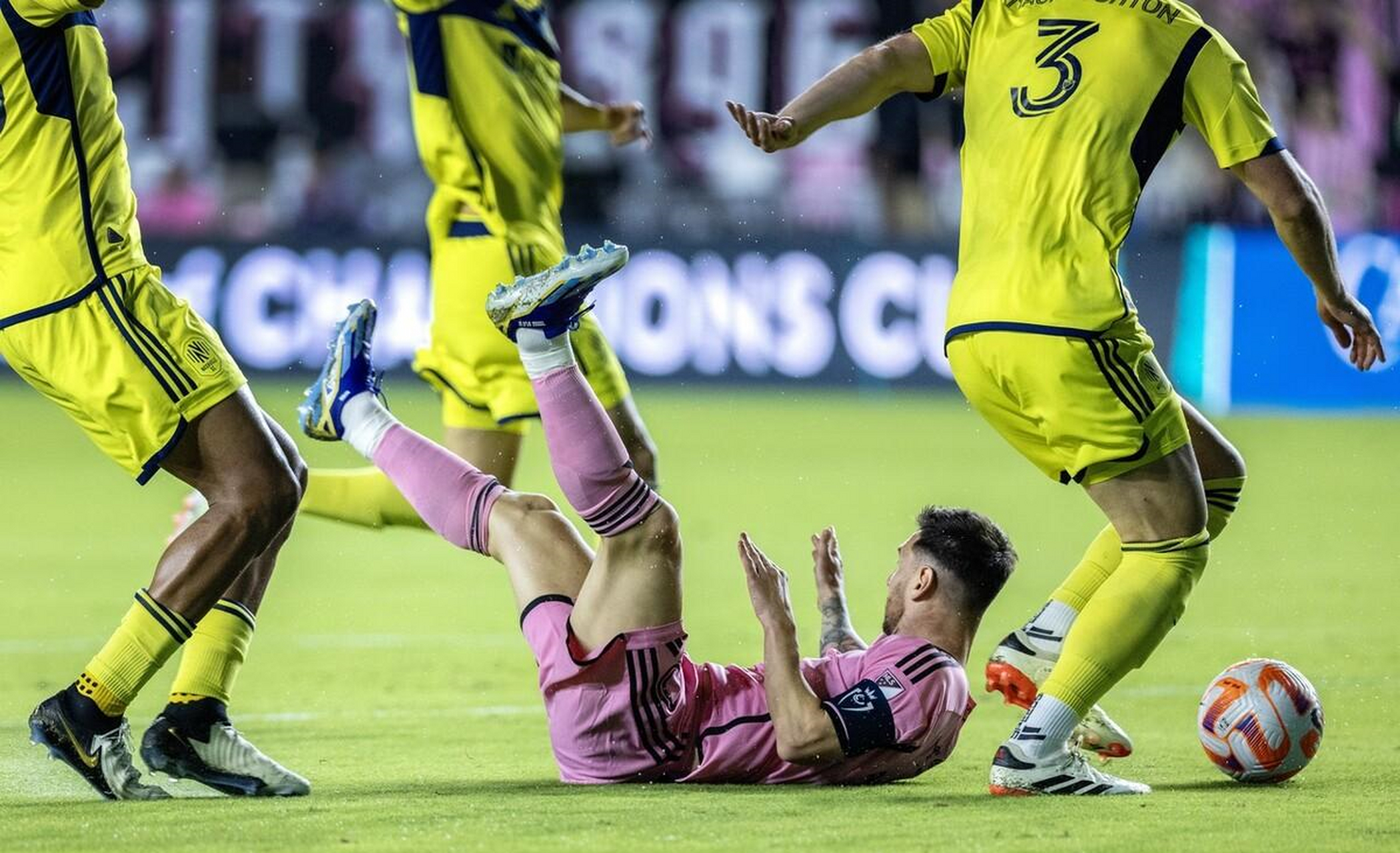 双方球队在亚冠赛事中展开殊死对决 双方球队在亚冠赛事中展开殊死对决